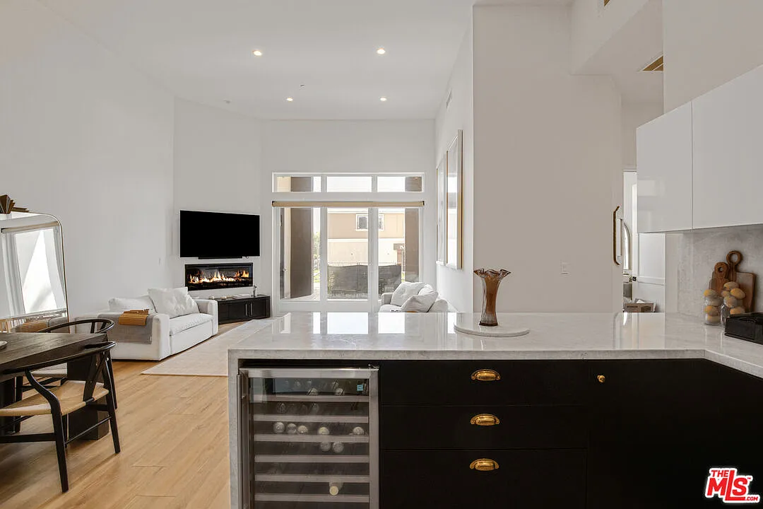 2 bed, 2.0 bath, 1130 sqft, $3,750 — Photo 2