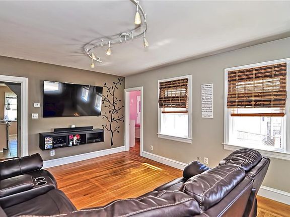 4th image of 863 Charles St