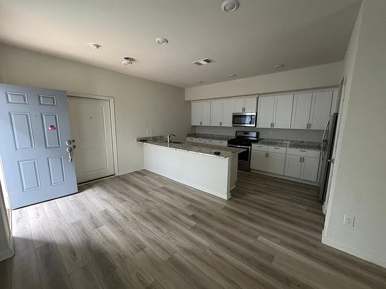 315 Marsh Ln — Photo 6