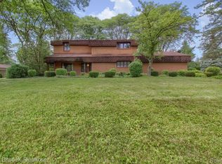 6330 Tamerlane Dr, West Bloomfield, MI 48322