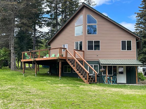 Homeowner lower entrance. South facing deck.