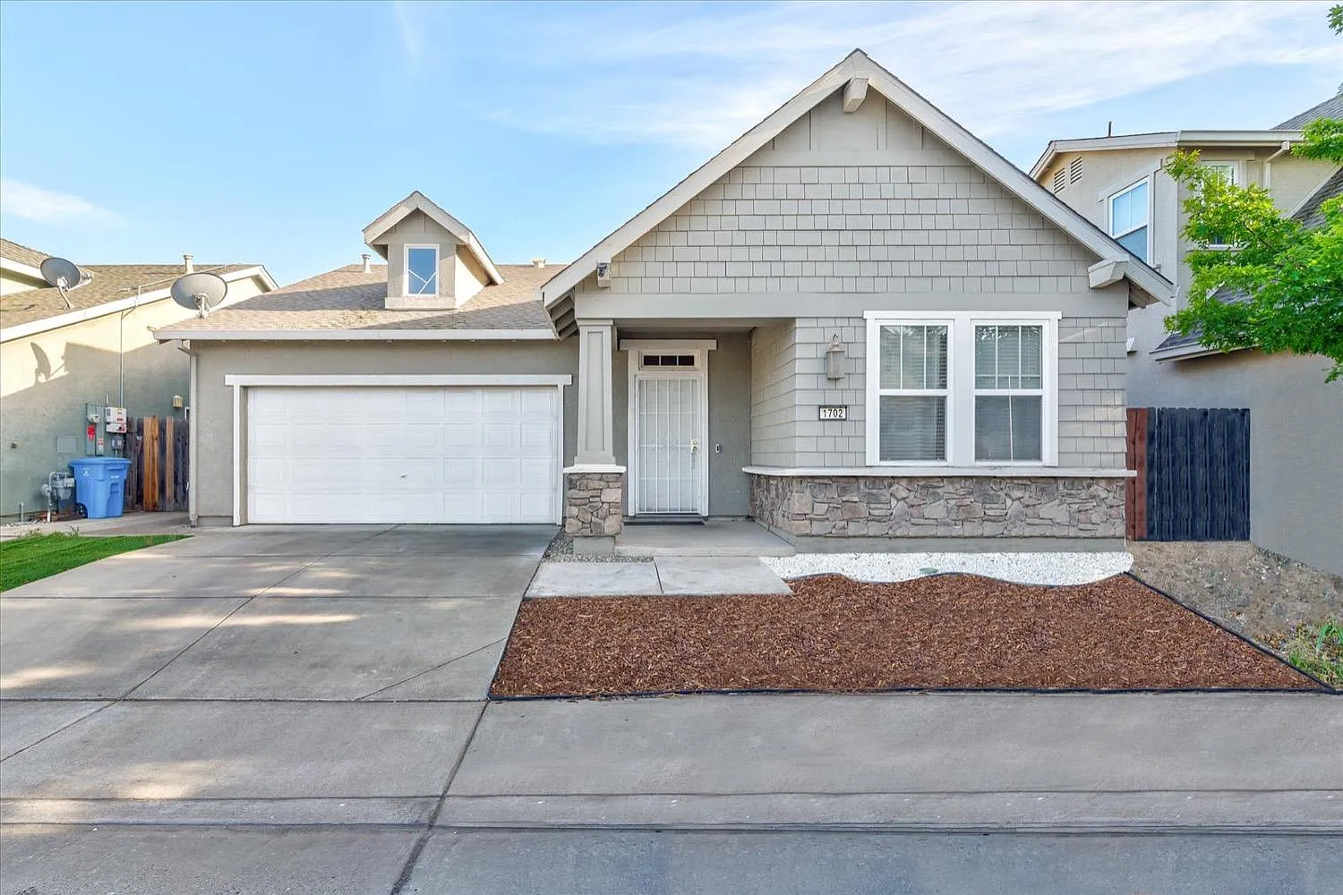 1702 Barrington Dr photo 1