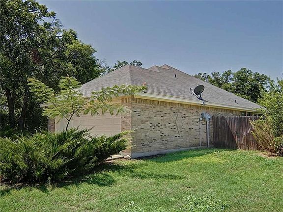 3rd image of 915 Van Winkle St