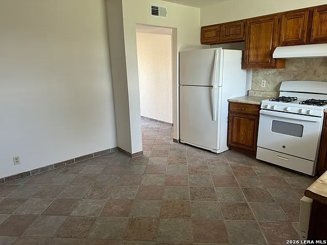 3 bed, 1.0 bath, 1008 sqft, $1,600 — Photo 3