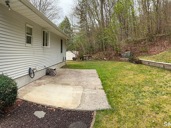 4th image of 91 Beacon Manor Road