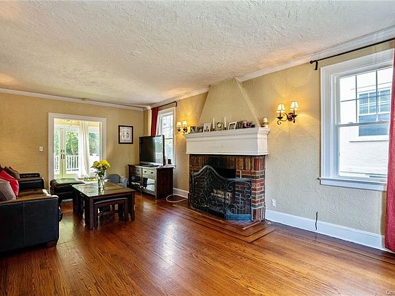 3rd image of 99 Hobart Ave