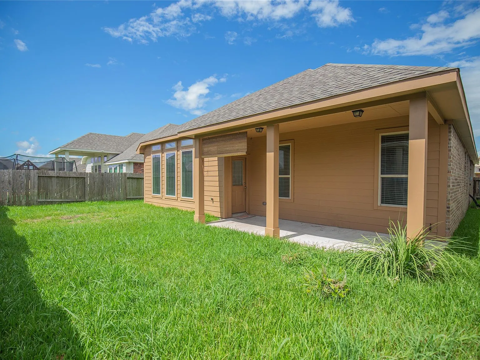 4 bed, 2.5 bath, 2385 sqft, $2,390 — Photo 3