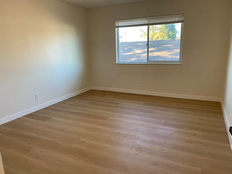 755 Rose Ave — Photo 5