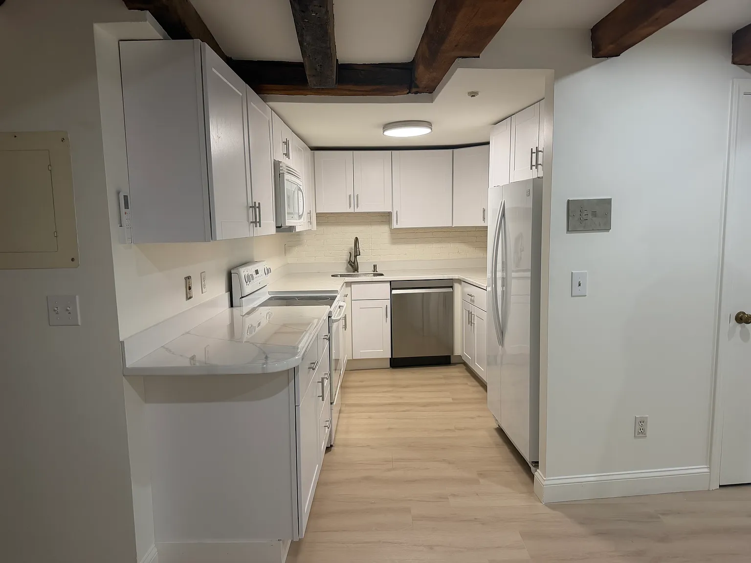 2 bed, 1066 sqft, $3,950 — Photo 2