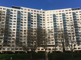 10201 Grosvenor Pl