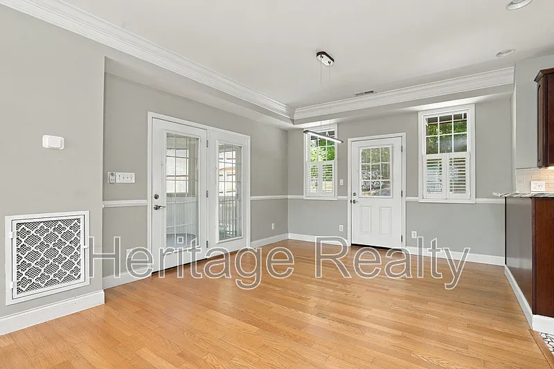 3 bed, 2.5 bath, 2842 sqft, $3,200 — Photo 3