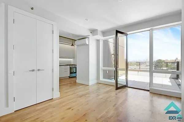 Rented by EXR | media 9