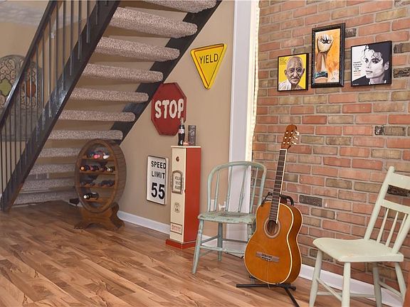 3rd image of 7443 Countrybrook Dr