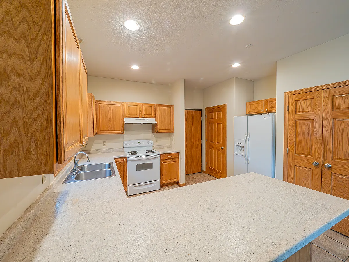 Kitchen includes sink disposal, large fridge, dishwasher, self-cleaning oven, coat closet, and pantry - 3306 Blaisdell Ave #102