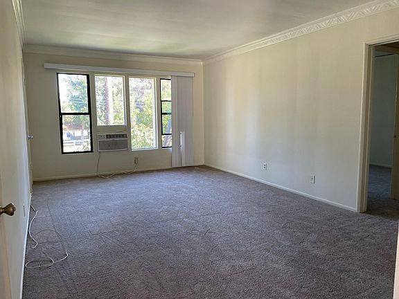 3rd image of 12054 Moorpark St #4