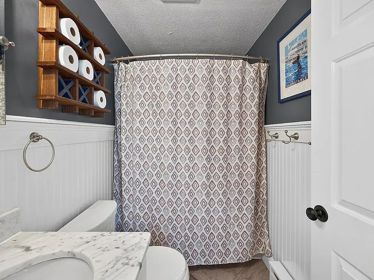 Full bathroom 1