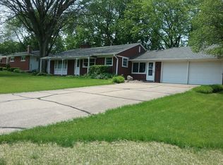 3826 Cragmor Dr, Clinton, IA 52732