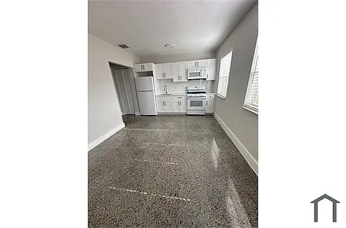 211 SW 18th Ave Photo 1