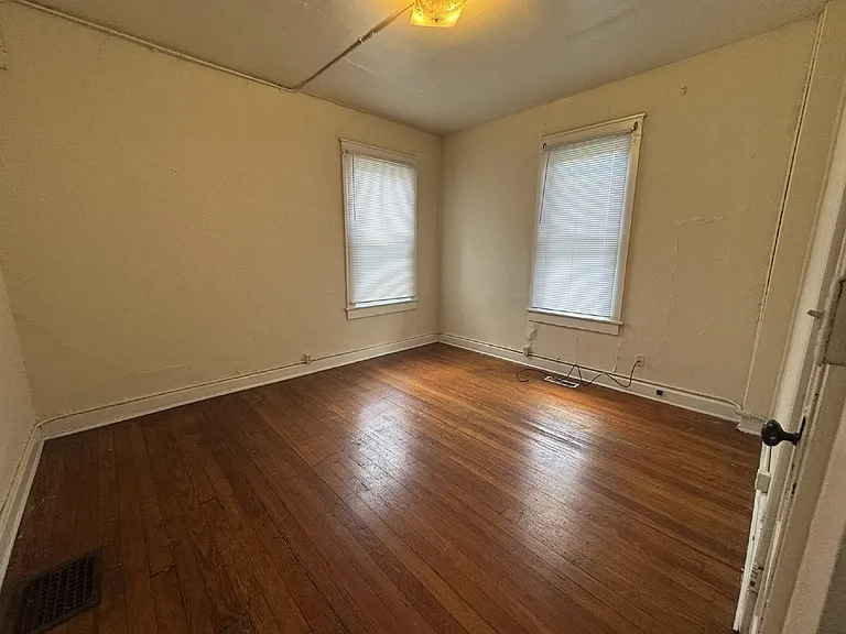 215 E 9th St — Photo 31