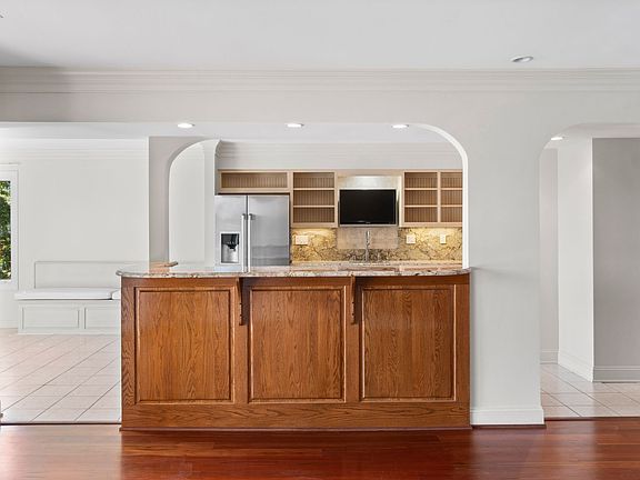 4th image of 15 President Point Dr Unit B2