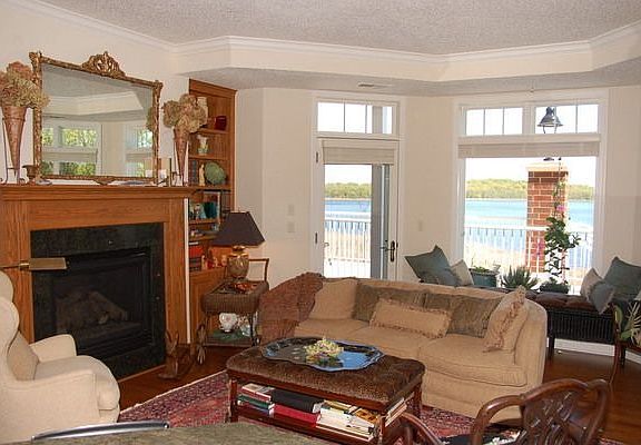 Charming Living room with gas fireplace