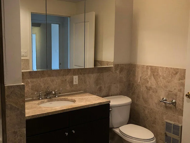 Oxford Plaza — Photo 25