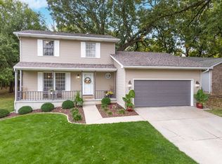 8 Edgewood Ct, Bloomington, IL 61701