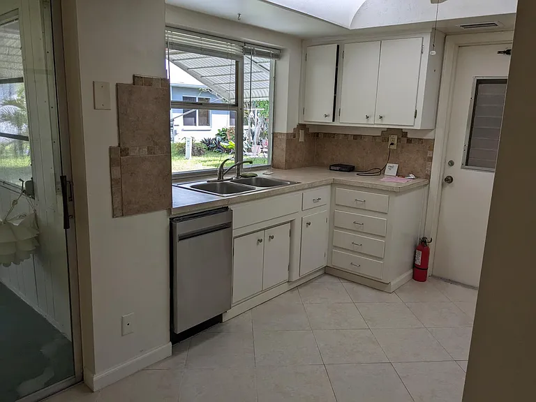 4914 NW 48th Ave — Photo 2