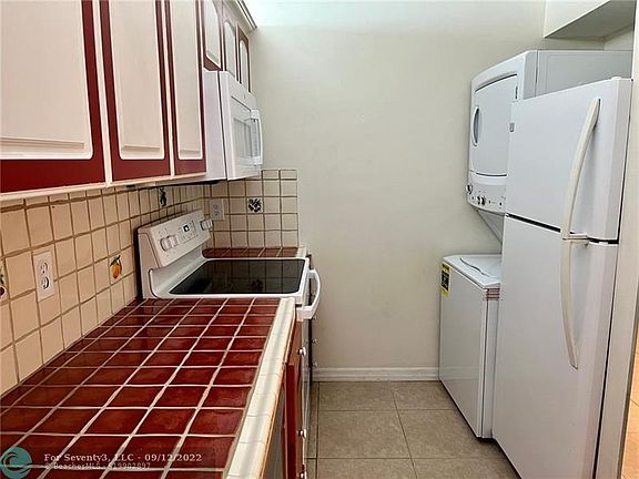4th image of 813 Twin Lakes Dr E #32