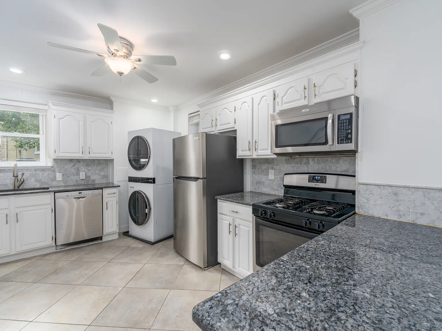 2 bed, 1196 sqft, $2,300 — Photo 4