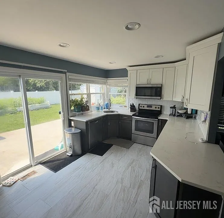 3 bed, 2.0 bath, 1200 sqft, $3,000 — Photo 3