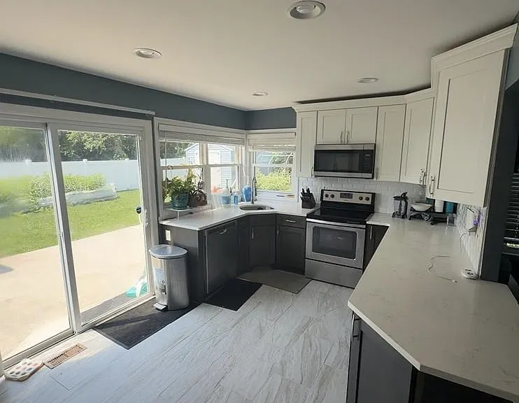 4 Patricia Ln — Photo 3