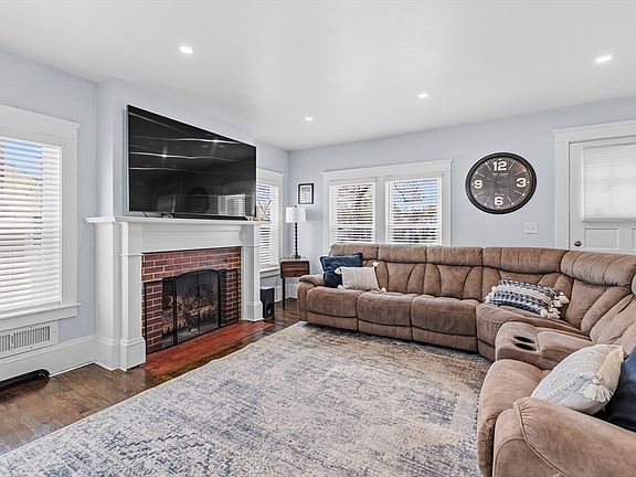 4th image of 372 Buffinton St