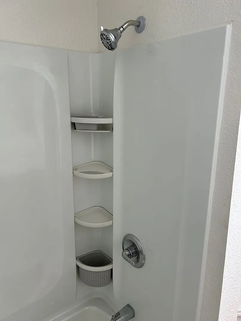 $300 Off First Month's Rent! Completely Remodeled Home With Bonus Room In Klamath Falls — Photo 2