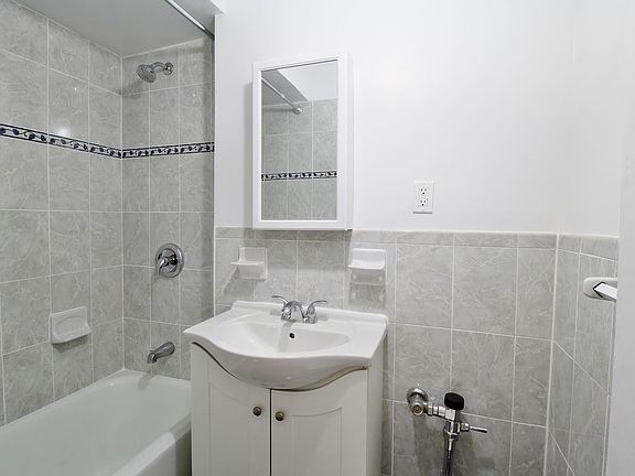 5th image of 231 E 34th St APT 3C