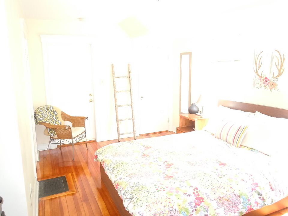 Bedroom 10'x15' with two closets