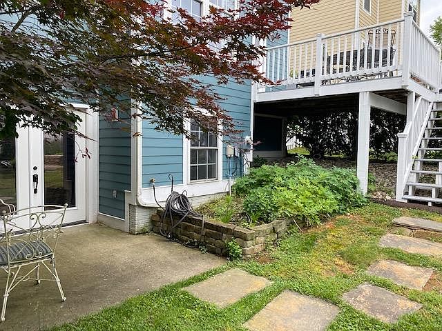 Apt entrance and patio