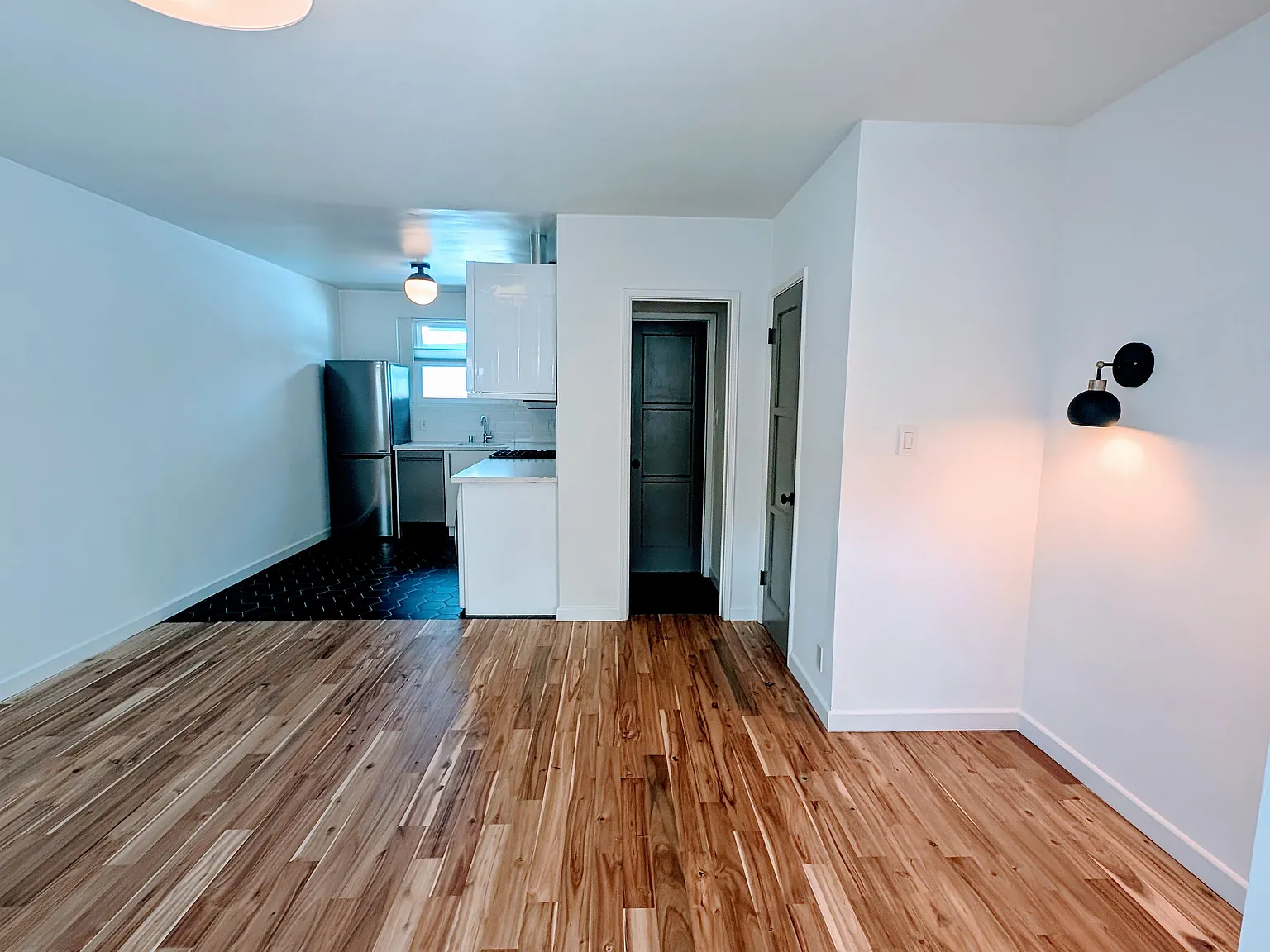 Studio, 425 sqft, $2,425 — Photo 2