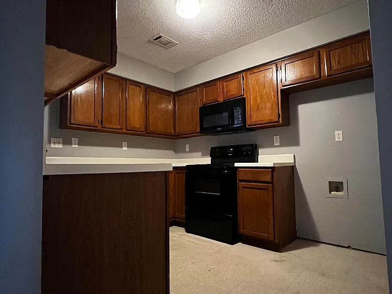 4225 Cedartree Dr — Photo 1