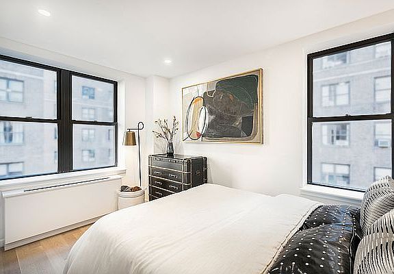 3rd image of 160 E 48th St APT 10U
