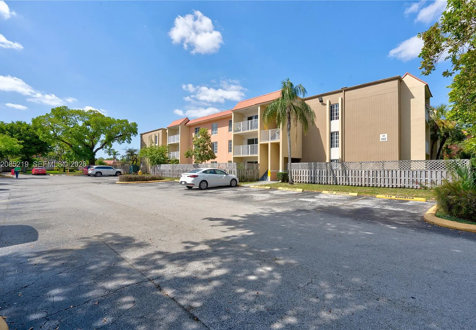 Doral Gardens Ii Condo — Photo 1