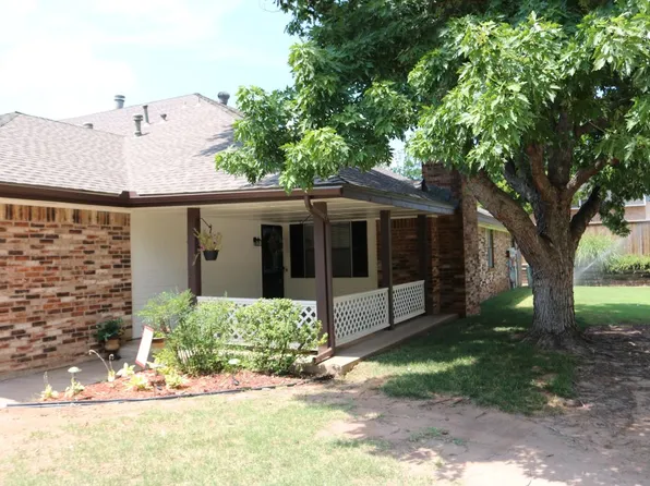 2927 Village Cir, Edmond, OK 73013