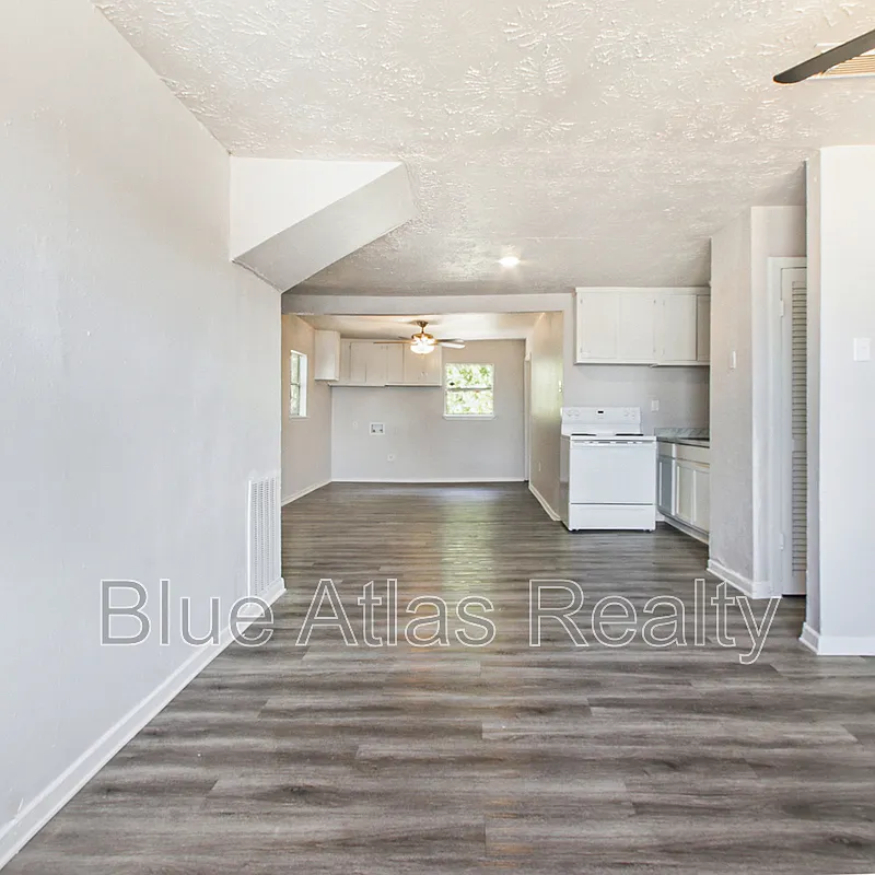 3 bed, 2.0 bath, 816 sqft, $1,395 — Photo 3
