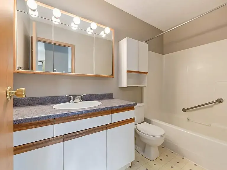 845 5th St SW #205 — Photo 8