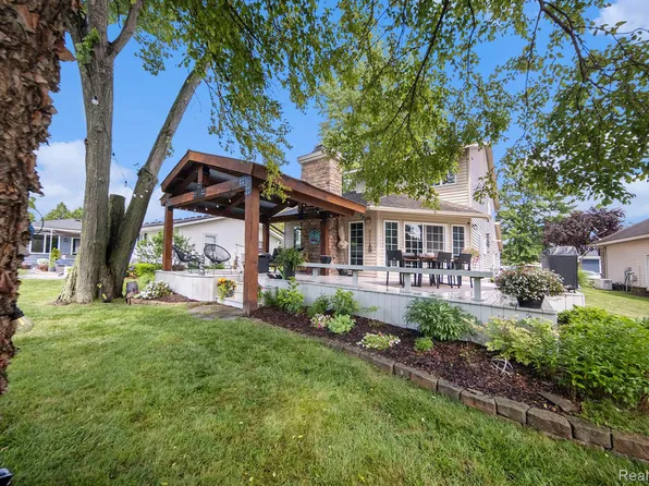 4106 Shoreview Ln, Whitmore Lake, MI 48189