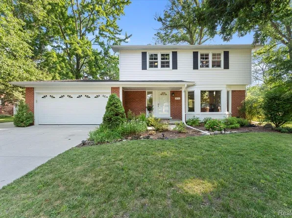 8751 Woodside Dr, Grosse Ile, MI 48138