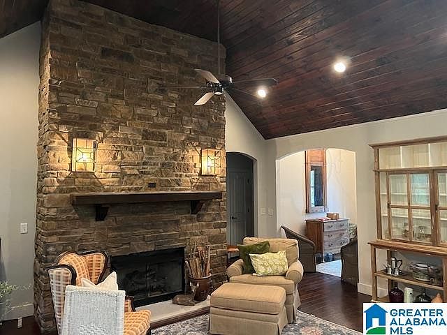 2nd image of 4208 Lakeview Cir