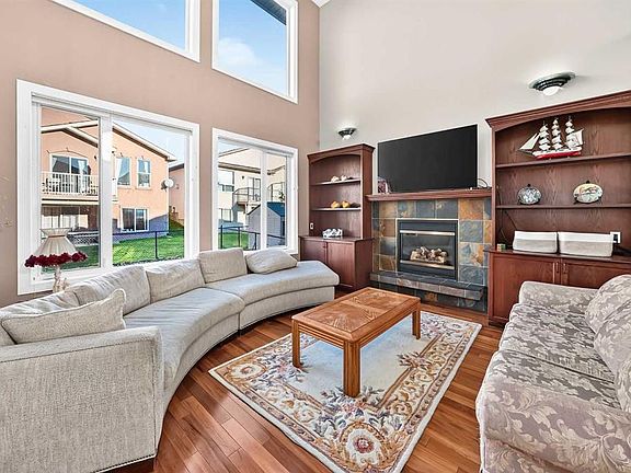 5th image of 222 SE Royal Crest Pl NW