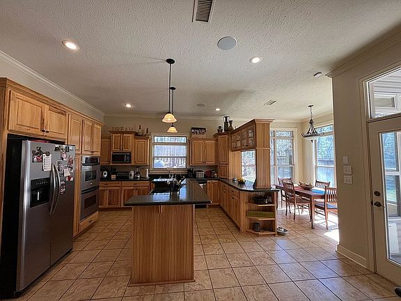 Kitchen / Eat-In Dining