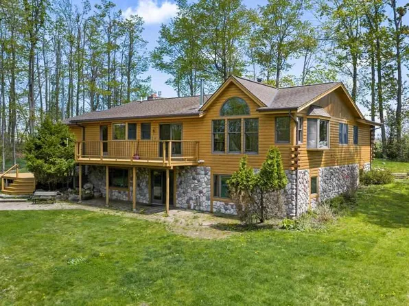 1396 Blackbird Rd, Petoskey, MI 49770
